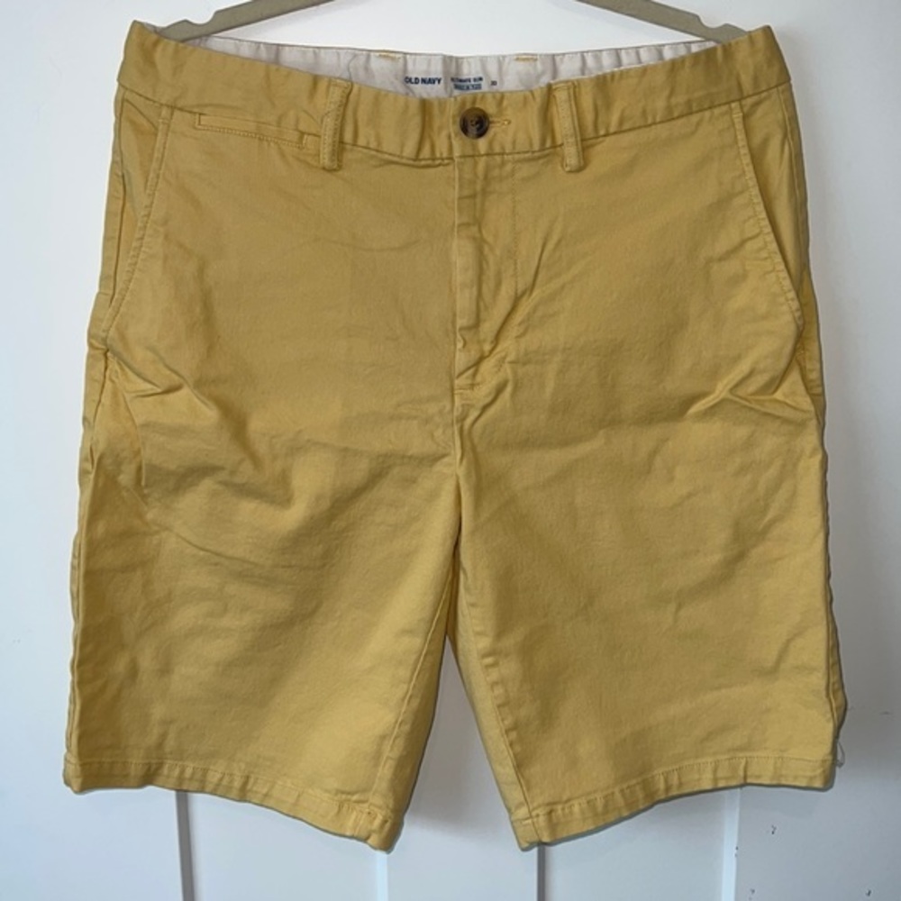 Old Navy Men Yellow Shorts Size 32
